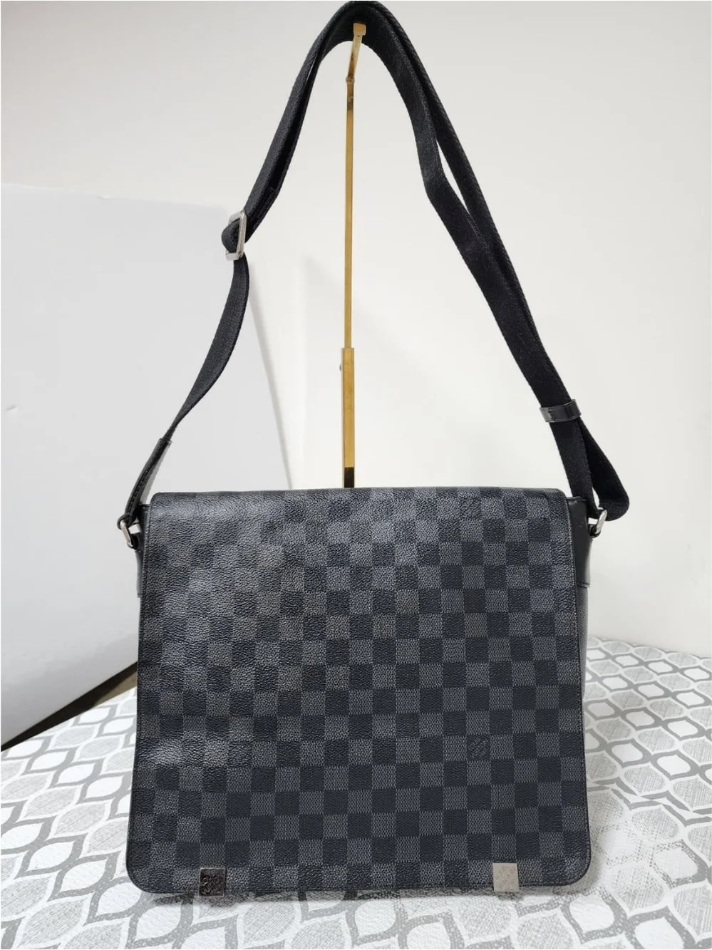 LOUIS VUITTON Damier Graphite District GM Men Messenger Bag Black/Grey